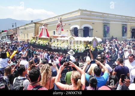 Antigua, Guatemala. 31 mars 2024. Des foules se rassemblent devant l'église San Pedro pour célébrer le dimanche de Pâques alors qu'un flotteur processionnel célébrant le Christ ressuscité des morts part de l'église marquant la fin de Semana Santa, le 31 mars 2024 à Antigua, Guatemala. Crédit : Richard Ellis/Richard Ellis/Alamy Live News Banque D'Images