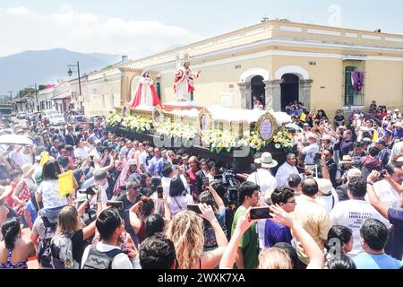 Antigua, Guatemala. 31 mars 2024. Des foules se rassemblent devant l'église San Pedro pour célébrer le dimanche de Pâques alors qu'un flotteur processionnel célébrant le Christ ressuscité des morts part de l'église marquant la fin de Semana Santa, le 31 mars 2024 à Antigua, Guatemala. Crédit : Richard Ellis/Richard Ellis/Alamy Live News Banque D'Images