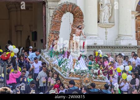 Antigua, Guatemala. 31 mars 2024. Les foules se rassemblent devant la cathédrale de San José alors qu'un flotteur processionnel avec Christ Arisen émerge pour célébrer le dimanche de Pâques marquant la fin de Semana Santa, le 31 mars 2024 à Antigua, Guatemala. Crédit : Richard Ellis/Richard Ellis/Alamy Live News Banque D'Images