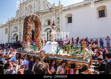 Antigua, Guatemala. 31 mars 2024. Les foules se rassemblent devant la cathédrale de San José alors qu'un flotteur processionnel avec Christ Arisen émerge pour célébrer le dimanche de Pâques marquant la fin de Semana Santa, le 31 mars 2024 à Antigua, Guatemala. Crédit : Richard Ellis/Richard Ellis/Alamy Live News Banque D'Images