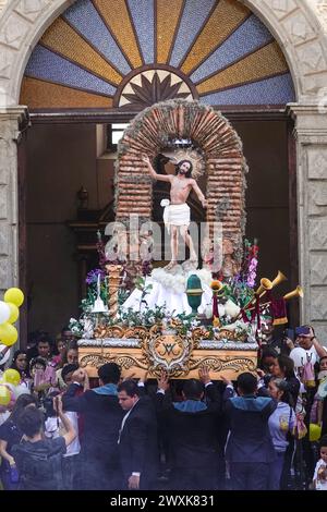 Antigua, Guatemala. 31 mars 2024. Les foules se rassemblent devant la cathédrale de San José alors qu'un flotteur processionnel avec Christ Arisen émerge pour célébrer le dimanche de Pâques marquant la fin de Semana Santa, le 31 mars 2024 à Antigua, Guatemala. Crédit : Richard Ellis/Richard Ellis/Alamy Live News Banque D'Images