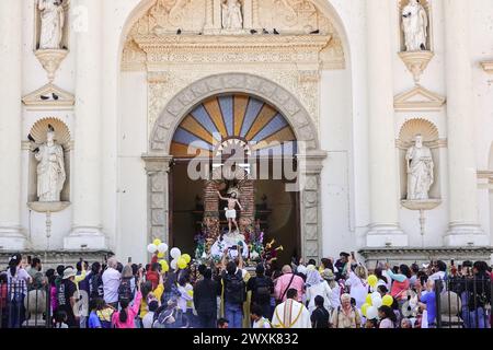 Antigua, Guatemala. 31 mars 2024. Les foules se rassemblent devant la cathédrale de San José alors qu'un flotteur processionnel avec Christ Arisen émerge pour célébrer le dimanche de Pâques marquant la fin de Semana Santa, le 31 mars 2024 à Antigua, Guatemala. Crédit : Richard Ellis/Richard Ellis/Alamy Live News Banque D'Images