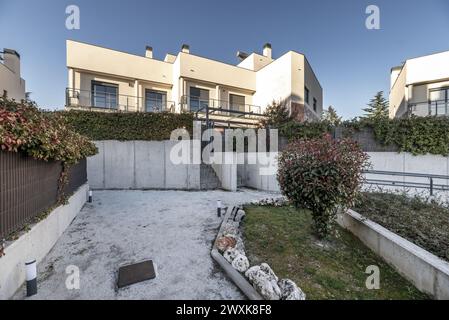 Façades de maisons mitoyennes de style minimaliste moderne avec murs en béton et escaliers Banque D'Images