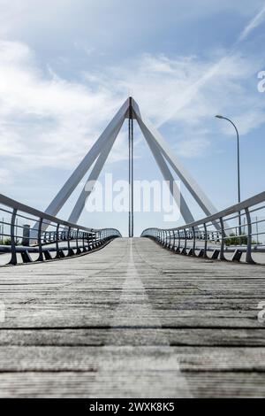 Structure métallique d'un petit pont avec structure de suspension métallique, passerelles et planchers en bois pour piétons Banque D'Images