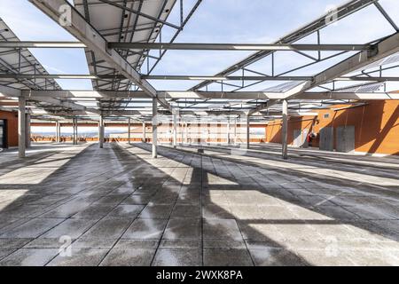 Une grande terrasse vide au rez-de-chaussée d'un immeuble de bureaux Banque D'Images