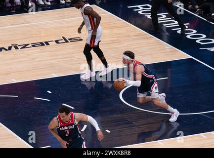 Washington, États-Unis. 31 mars 2024. WASHINGTON, DC - MARS 31 : Corey Kispert (24 ans), attaquant des Washington Wizards, rompt le court lors d'un match NBA entre les Wizards de Washington et le Heat de Miami, le 31 mars 2024, au Capital One Arena, à Washington, DC. (Photo de Tony Quinn/SipaUSA) crédit : Sipa USA/Alamy Live News Banque D'Images