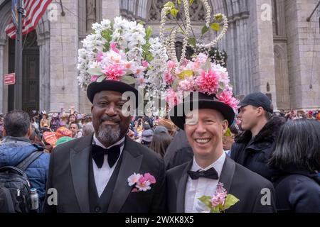 New York, États-Unis. 31 mars 2024. NEW YORK, NEW YORK - MARS 31 : les gens portent des bonnets de Pâques et des chapeaux décorés tout en participant à la Parade de Pâques et au Bonnet Festival 2024 Outside Cathédrale Patrick le long de la Cinquième Avenue le dimanche de Pâques, le 31 mars 2024 à New York. Crédit : Ron Adar/Alamy Live News Banque D'Images