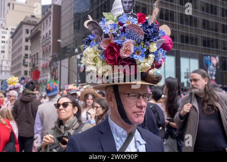 New York, États-Unis. 31 mars 2024. NEW YORK, NEW YORK - MARS 31 : un homme portant un chapeau décoré politiquement assiste à la Parade de Pâques et au Festival de Bonnet 2024 en dehors de l'extérieur Cathédrale Patrick le long de la Cinquième Avenue le dimanche de Pâques, le 31 mars 2024 à New York. Crédit : Ron Adar/Alamy Live News Banque D'Images