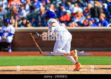 New York mets Pete Alonso #20 battes lors de la cinquième manche du match de baseball contre les Brewers de Milwaukee au Citi Field à New York. Banque D'Images