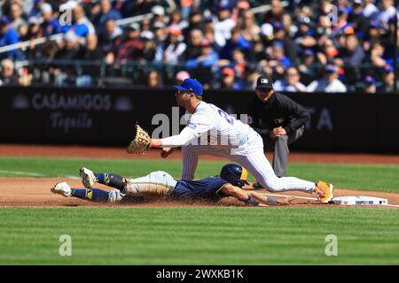 New York mets 1B Pete Alonso #20 attend de l'extérieur alors que les Milwaukee Brewers Sal Frelick #10 plongent dans 1B lors de la première manche. Banque D'Images