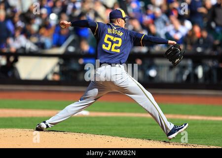 Le lanceur de secours des Milwaukee Brewers Bryan Hudson #52 lance lors de la sixième manche du match de baseball contre les mets de New York au Citi Field à New Y Banque D'Images
