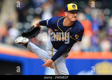 Bryan Hudson #52 lance le lanceur de secours des Milwaukee Brewers lors de la septième manche du match de baseball contre les mets de New York au Citi Field à New York Banque D'Images
