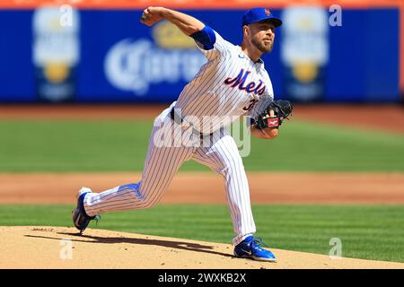 Le lanceur Tylor Megill #38 des mets de New York lance lors de la première manche du match de baseball contre les Brewers de Milwaukee au Citi Field à New Banque D'Images