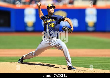 Le lanceur Colin Rea #48 lance les Milwaukee Brewers lors de la première manche du match de baseball contre les mets de New York au Citi Field à New Yo Banque D'Images