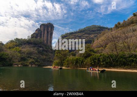 2 FÉVRIER 2022, FUJIAN, CHINE : Wuyishan Yufu Peak, Fujian, Chine. Image verticale avec espace de copie pour le texte, ciel bleu. Gros plan sur la montagne Danxia Banque D'Images