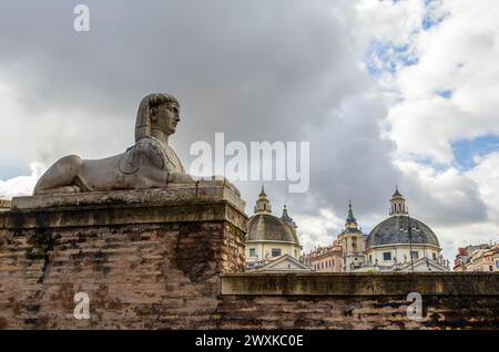 Belle statue sur la Piazza del Popolo à Rome, Italie Banque D'Images