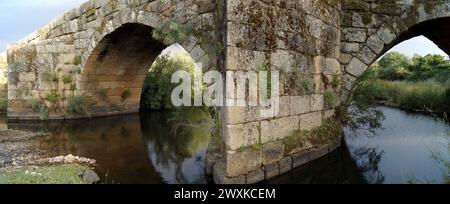 Le vieux pont, Ponte Velha, pont romain et médiéval en pierre sur le Ponsul, Idanha-a-Velha, Portugal Banque D'Images