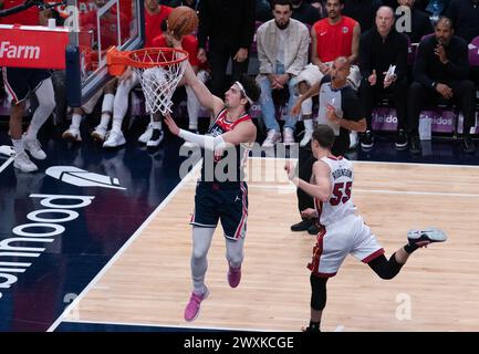 Washington, États-Unis. 31 mars 2024. WASHINGTON, DC - MARS 31 : L'attaquant Deni Avdija (8 ans) des Washington Wizards saute et tire lors d'un match NBA entre les Wizards de Washington et le Heat de Miami, le 31 mars 2024, au Capital One Arena, à Washington, DC. (Photo de Tony Quinn/SipaUSA) crédit : Sipa USA/Alamy Live News Banque D'Images