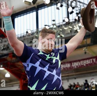 Ryan Crouser (USA) salue la foule lors du lancer du poids aux 114es Millrose Games à l'Armory, samedi 29 janvier 2022, à New York. (David Banque D'Images