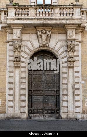 La belle porte du Palais San Callisto (Palazzo di San Callisto) dans le quartier Trastevere, Rome, Italie Banque D'Images