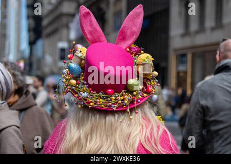 New York, États-Unis. 31 mars 2024. Une femme porte un chapeau rose décoré d'œufs de pâques et de poussins. Le défilé de Pâques et le festival Bonnet de New York remontent aux années 1870 Un événement anuel, les New-Yorkais enfilent des tenues de Pâques colorées et créatives pour se montrer devant la cathédrale St Patrick sur la Cinquième Avenue. Crédit : SOPA images Limited/Alamy Live News Banque D'Images