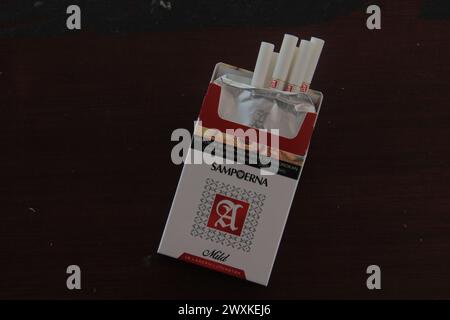 Sampoerna Une cigarette douce sur fond noir Banque D'Images