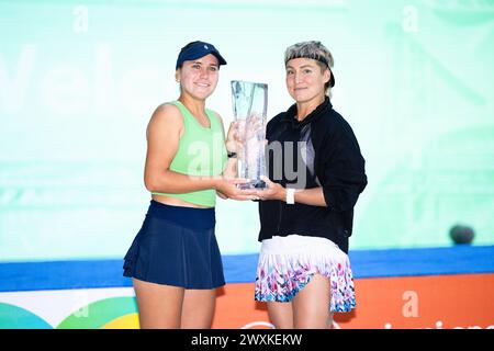 IAMI GARDENS, FLORIDE - MARS 31 : Sofia Kenin, des États-Unis, et Bethanie Mattek-Sands, des États-Unis, posent avec leur trophée de championnes après avoir battu Gabriela Dabrowski, du Canada, et Erin Routliffe, de Nouvelle-Zélande, dans la finale du double féminin de l’Open de Miami présenté par Itau Hard Rock Stadium le 31 mars. 2024 à Miami Gardens, Floride. (Photo de Mauricio Paiz) crédit : Mauricio Paiz/Alamy Live News Banque D'Images