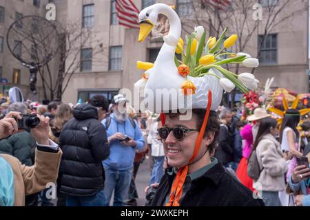 New York, New York, États-Unis. 31 mars 2024. (NOUVEAU) 2024 New York. (Crédit : M10s/TheNews2)Parade du chapeau de Pâques. 31 mars 2024, New York, New York, USA : un homme dans un chapeau somptueusement décoré assiste à la Parade de Pâques et au Festival Bonnet 2024 en extérieur Cathédrale Patrick le long de la Cinquième Avenue le dimanche de Pâques, le 31 mars 2024 à New York. (Crédit : M10s/TheNews2) (Foto : M10s/Thenews2/Zumapress) (crédit image : © Ron Adar/TheNEWS2 via ZUMA Press Wire) USAGE ÉDITORIAL SEULEMENT! Non destiné à UN USAGE commercial ! Banque D'Images