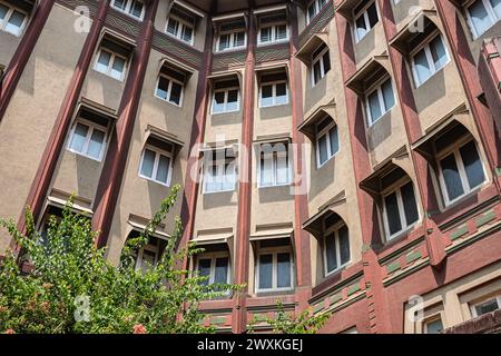 Immeuble moderne et neuf. Bloc de vie moderne, nouveau et élégant à plusieurs étages d'appartements. Paysage urbain d'un quartier résidentiel avec appartement moderne b Banque D'Images
