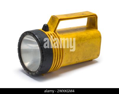 Vieille lampe de poche jaune découpée sur blanc. Banque D'Images