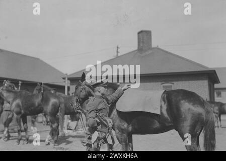 Activités à Fort Myer, Virginie. Soldat sellant son cheval CA. 1920 Banque D'Images