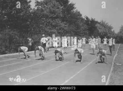 Essais olympiques à Jefferson Barracks, Moya. Début de la course de 100 yards CA. 1920 Banque D'Images