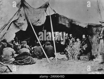 Le général William Tecumseh Sherman et les commissaires en conseil auprès des chefs indiens à Fort Laramie, Wyoming, vers 1866 Banque D'Images