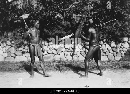 Légende originale : Bontoc, Province de Bontoc, Philippines. 19 septembre 1931. Deux natifs de Bontoc posent pour le caméraman. Il n'y a pas beaucoup d'années, ces gens étaient des chasseurs de tête et la lance et la hache de tête étaient leurs armes principales. Banque D'Images