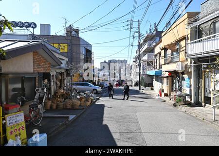 Rue commerçante rétro de Yanaka par une journée ensoleillée – Taito City, Tokyo, Japon – 28 février 2024 Banque D'Images