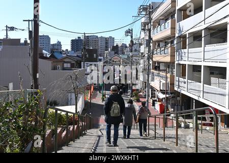 Yūyake escaliers Dandan à Yanaka par une journée ensoleillée – Taito City, Tokyo, Japon – 28 février 2024 Banque D'Images