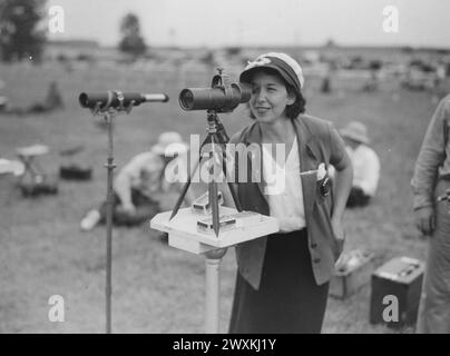 MRS Marion Semmelmeyer de Beverly Hills, Californie, championne des États-Unis, examinant sa cible à travers une lunette. Matchs nationaux de fusil à Camp Perry, Ohio CA. 1936 Banque D'Images