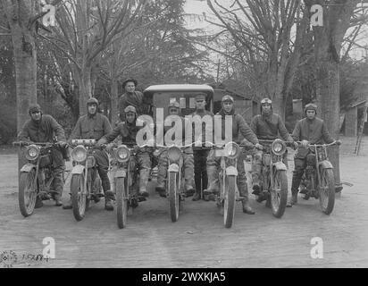 Signal corps Motor Dispatch pilotes de moto au Camp préparés Aignan dans le Loir et cher CA. 1919 Banque D'Images