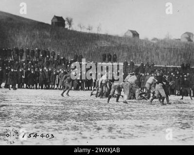 Match de football entre la 90e Div et le 7e corps d'armée. Score de 20 à 0, en faveur de la 90e Division Berncastle, Cues, Allemagne CA. 1919 Banque D'Images