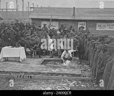 Services de baptême, 811th Pioneer Infantry. Compagnie I et K, 312 bataillon travailliste. Rochefort sur mer, Charente-inferieure, France CA. Janvier 1919 Banque D'Images