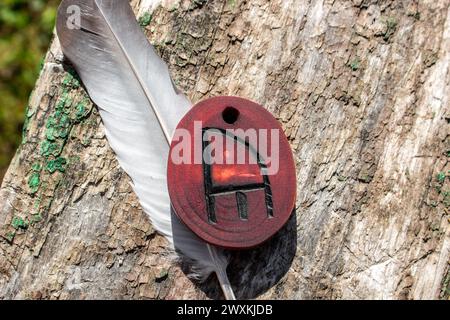 Charme sculpté dans le bois. Symbole de Rune 'Yr' indiquant l'arc, futhark anglo-saxon (futhorc) Banque D'Images