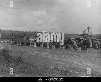 Station-service bien équipée qui fournit des milliers de véhicules par semaine au Motor transport corps reconstruction Park à Verneuil, Nièvre, France CA. 1919 Banque D'Images