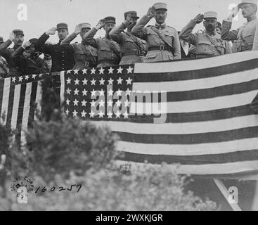 Les officiers français saluent pendant l'hymne national. Cérémonies du Memorial Day au cimetière américain. Tours, France CA. Mai 1919 Banque D'Images