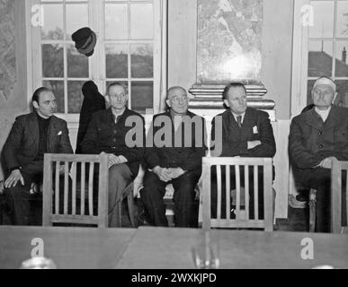 Légende originale : 13 FEB PHOTOG - Urbanek 3264, cinq des accusés au procès pour crimes de guerre de Ludwigsburg. De droite à gauche : Jan J. Ankerman, Klass Meyergerhards, Heirich Rommel, Gustav Mammenga et Heinrich Heinemann à Ludwigsburg Allemagne CA. années 1940 Banque D'Images