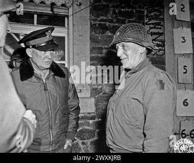Légende originale : 'Gen. Dwight D. Eisenhower, commandant suprême allié, s'entretient avec le Major Gen. Norman S. Cota, commandant général du 28th Infantry Div., en Allemagne vers. 1945 Banque D'Images
