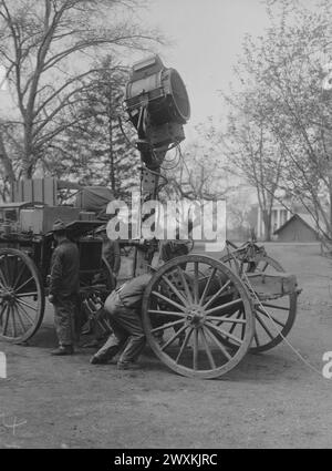 Soldats élevant un mât sur un feu de recherche antiaérien mobile utilisé par le corps du génie américain à Washington D.C. Barracks CA. 1918 Banque D'Images