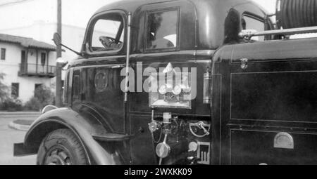 Photographie d'un camion de pompiers du ministère des ressources naturelles, Division des forêts, CA. 1936-1942 Banque D'Images