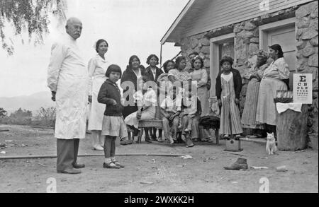 San Manuel Band of Mission Indians, Californie : légende originale : 'Eye Examinations. Médecin sous contrat Dr Evans et infirmière de terrain Mabel Cowser à San Manuel Reservation' CA. 1936-1942 Banque D'Images