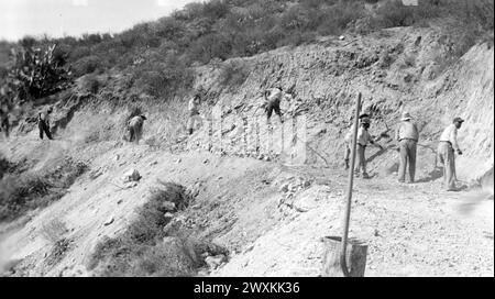 Bande de San Manuel des Indiens de mission, Californie : photographie de la construction de sentiers de camions à San Manuel CA. 1936-1942 Banque D'Images