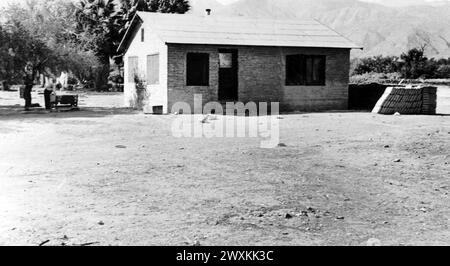 Désert de Torres-Martinez Indiens Cahuilla, Californie : légende originale : 'réserve de Torres-Martinez - Condino Hopkins 1935 dimensions 26' x 28' Adobe. 4 chambres. Cuisine, salon, 2 chambres. Coût 500,00 $ prêt réembursable. 40,00 $ versés par les Indiens dans la construction. » env. 1935 Banque D'Images